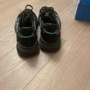 Adidas Ozweego Sz 9.5 in excellent condition.
